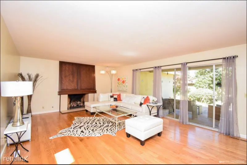 Home in Los Altos · ★4.36 · 5 bedrooms · 5 beds · 3.5 baths - Image 17