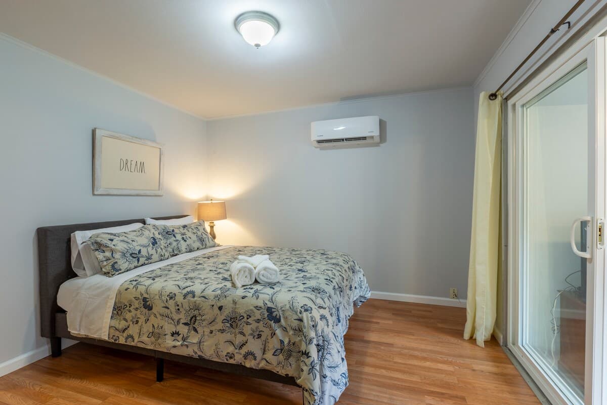 Home in Redwood City · ★4.6 · 3 bedrooms · 5 beds · 2 baths - Image 7