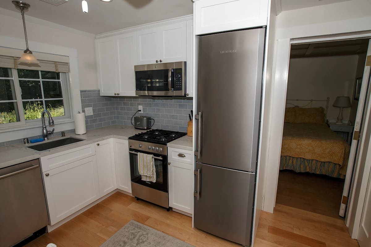 Guesthouse in Menlo Park · ★4.94 · 1 bedroom · 2 beds · 1 bath - Image 8