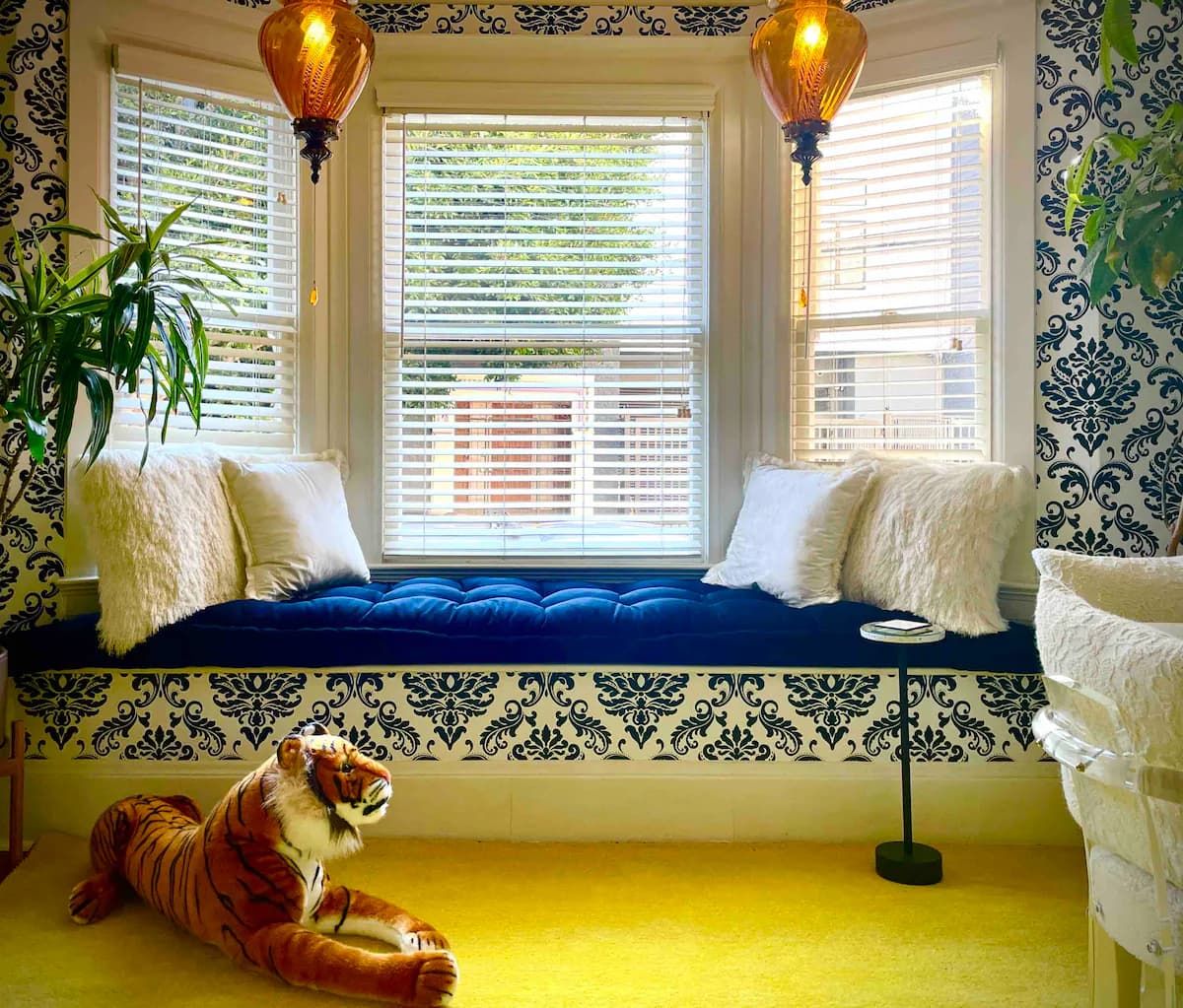 Victorian Oasis with Original Art & Chandeliers - Photo 10
