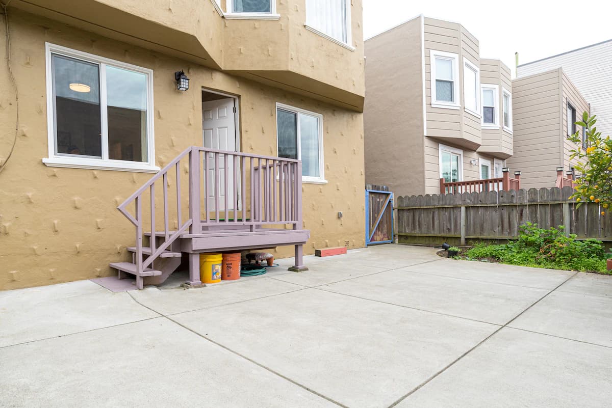Relaxed 3B/2Ba Home with Private Parking - Photo 31