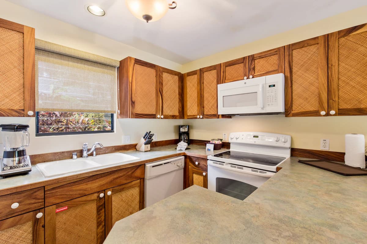 Condo in Kailua-Kona · ★4.9 · 2 bedrooms · 2 beds · 2 baths - Image 11