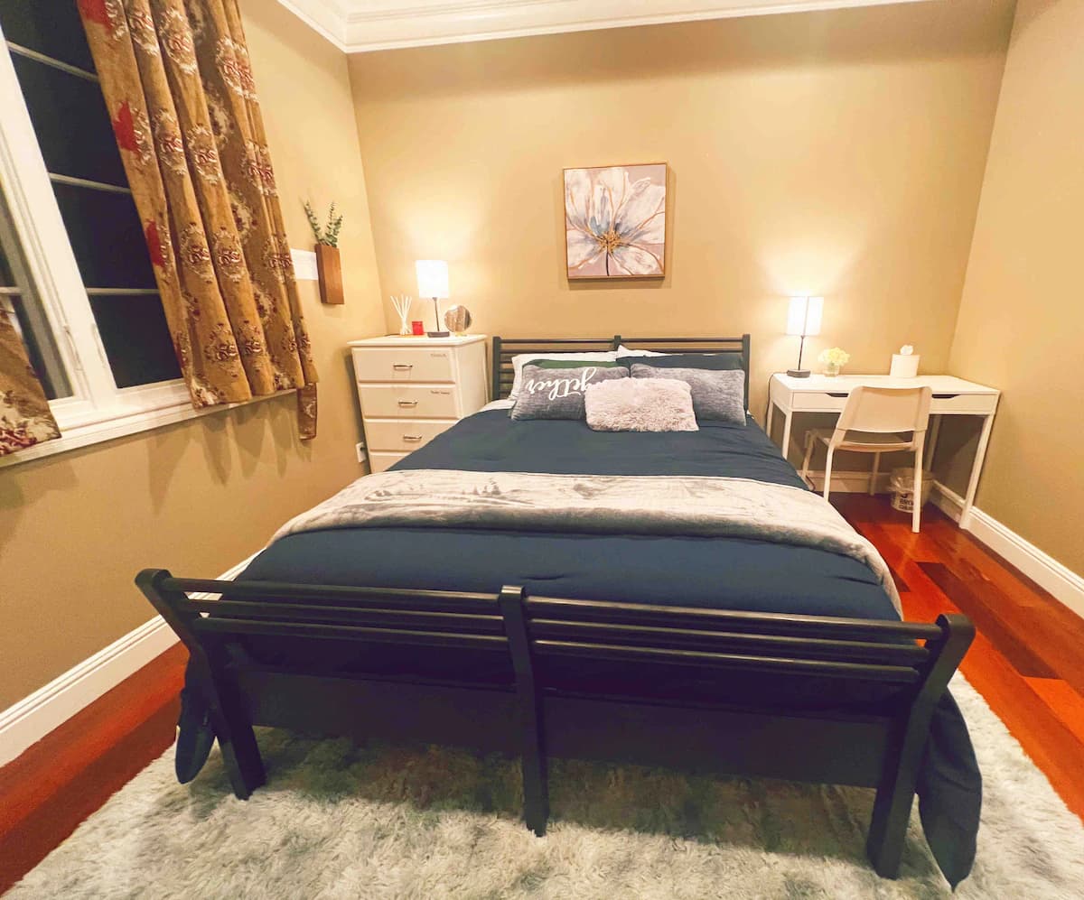 Home in Palo Alto · ★4.6 · 5 bedrooms · 5 beds · 3.5 baths - Image 32