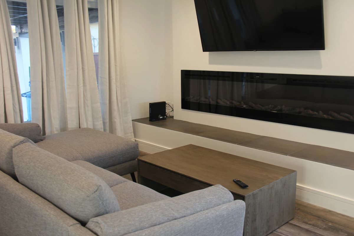 Home in East Palo Alto · ★4.92 · 4 bedrooms · 4 beds · 2 baths - Image 6