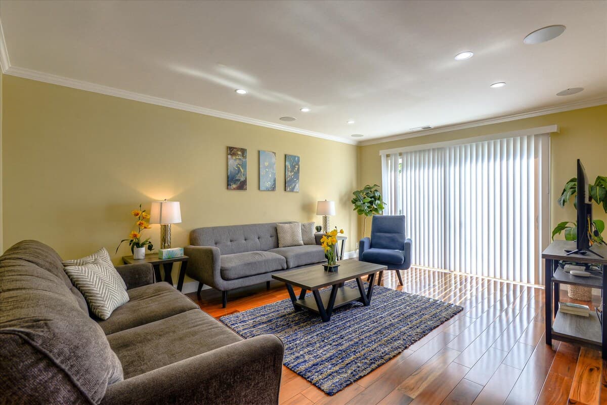 Home in Mountain View · ★5.0 · 5 bedrooms · 5 beds · 4 baths - Image 5
