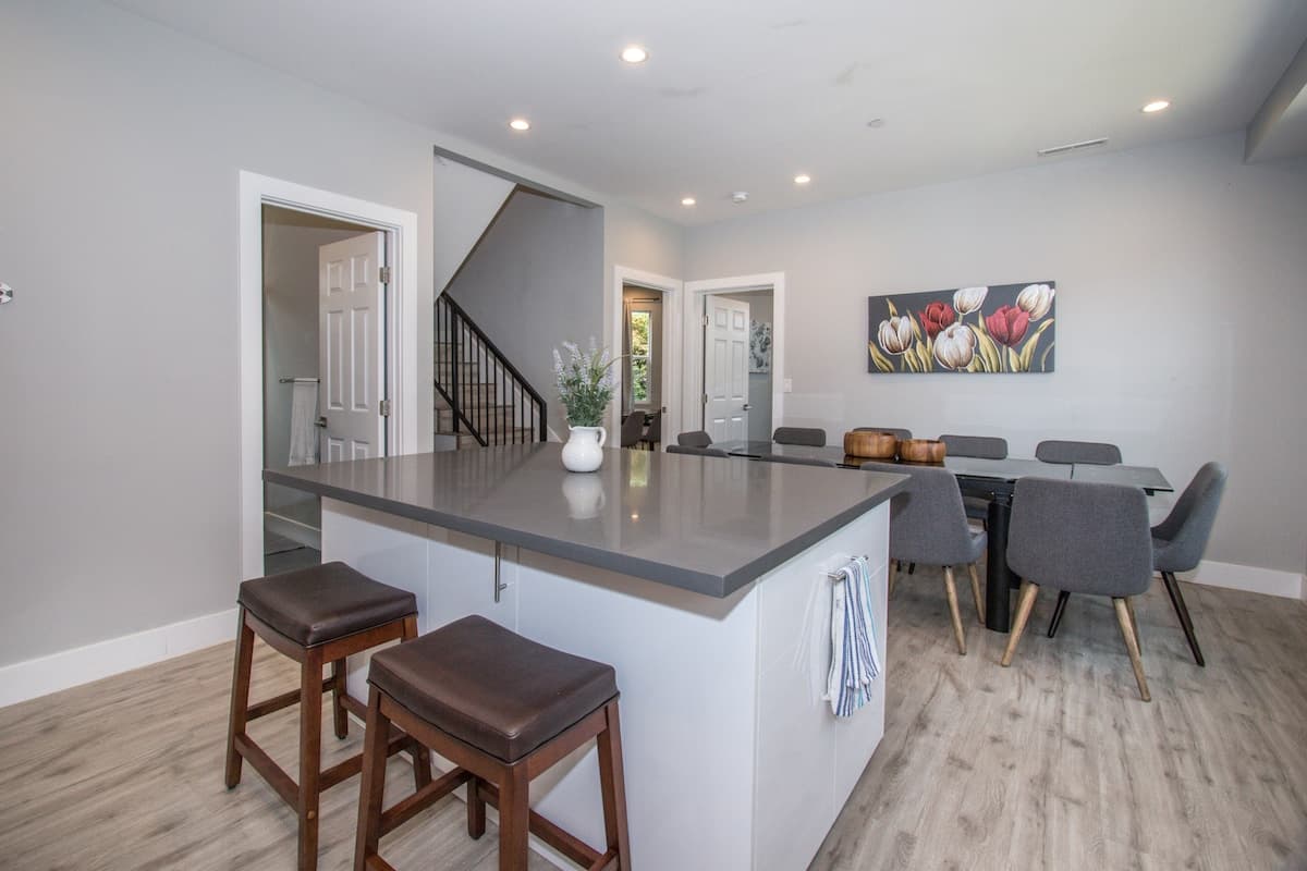 Home in Daly City · ★4.88 · 8 bedrooms · 16 beds · 5 baths - Image 5