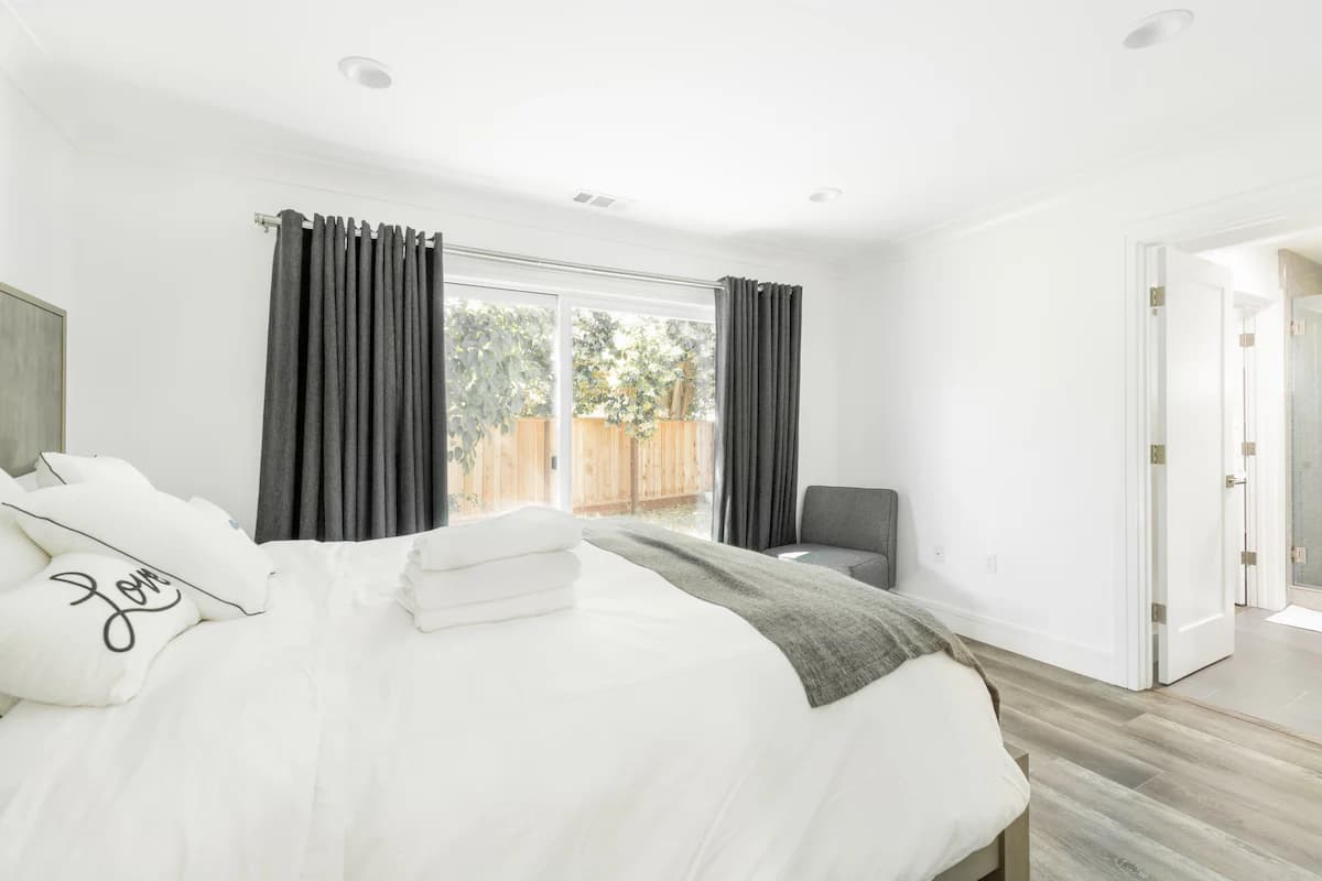 Home in East Palo Alto · ★4.92 · 4 bedrooms · 4 beds · 2 baths - Image 51