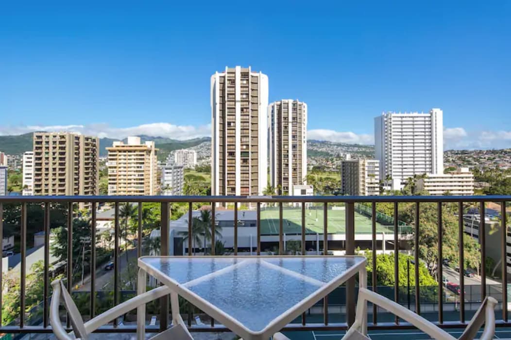 Condo in Honolulu · ★4.61 · 1 bedroom · 3 beds · 1 private bath - Image 9