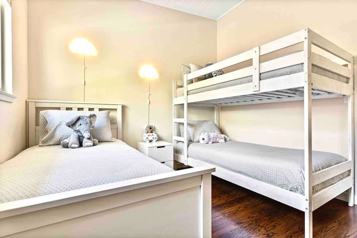 Home in Menlo Park · ★4.81 · 4 bedrooms · 7 beds · 2 baths - Image 14