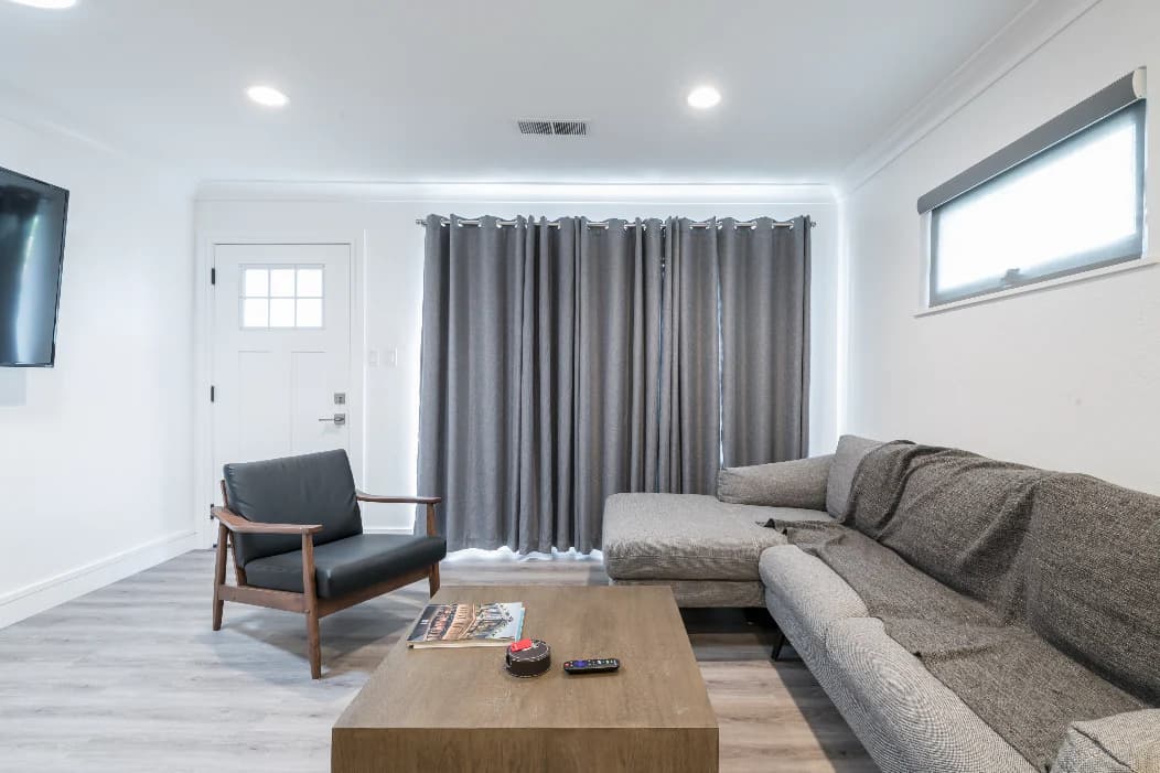 Home in East Palo Alto · ★4.94 · 4 bedrooms · 4 beds · 2.5 baths - Image 2