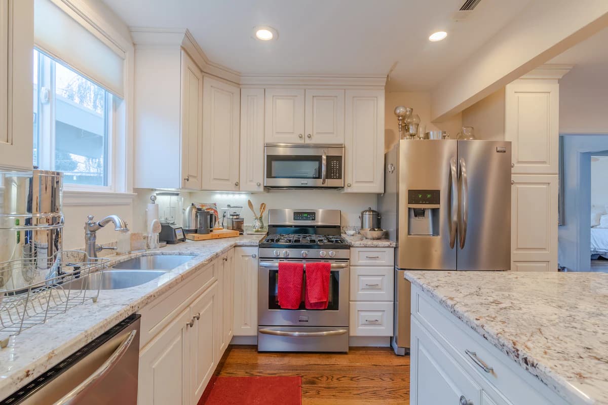 Home in Menlo Park · ★4.84 · 2 bedrooms · 3 beds · 1 bath - Image 3