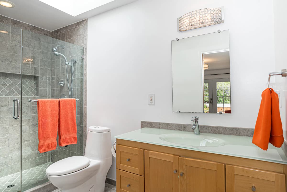 Bay & Mountain Views, Hot Tub, Shared Upper Floor - Photo 43
