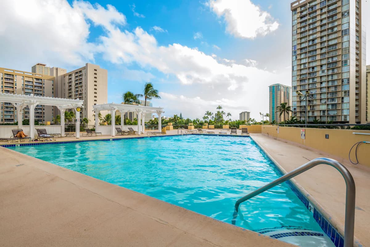 Condo in Honolulu · ★4.73 · Studio · 1 bed · 1 private bath - Image 11