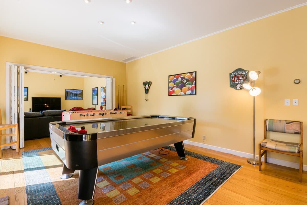 Home in Menlo Park · ★4.91 · 4 bedrooms · 5 beds · 2.5 baths - Image 4