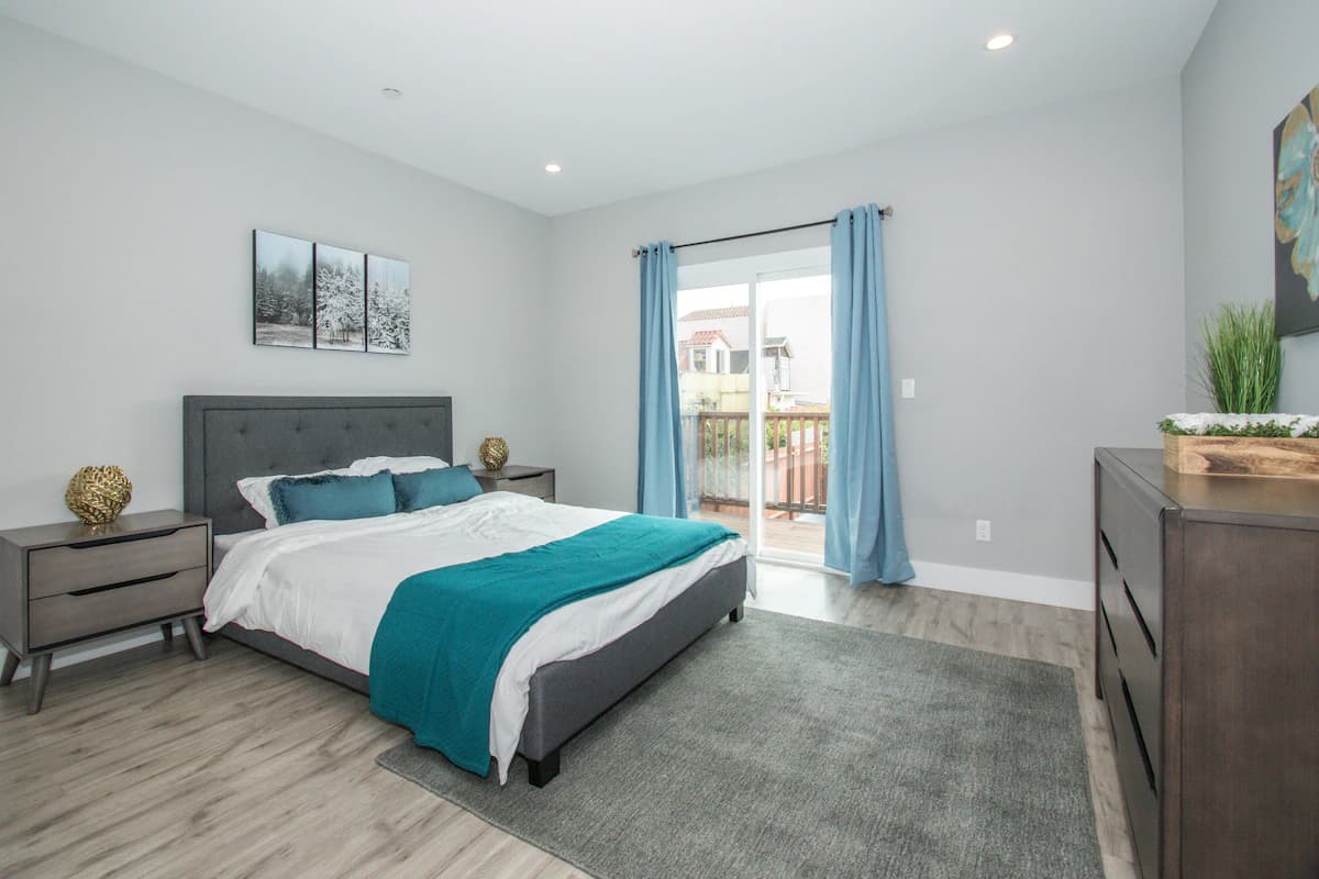 Home in Daly City · ★4.88 · 8 bedrooms · 16 beds · 5 baths - Image 20