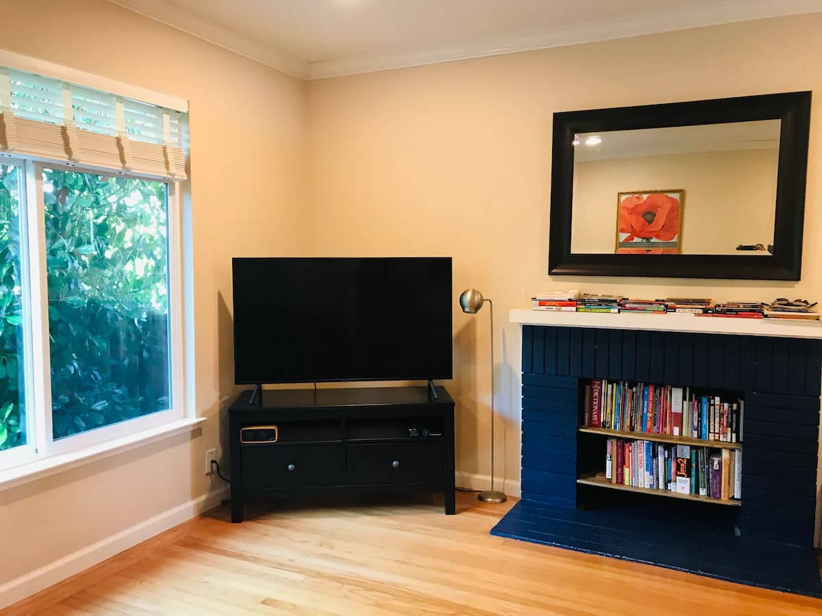 Home in Palo Alto · ★4.75 · 2 bedrooms · 4 beds · 1 bath - Image 3