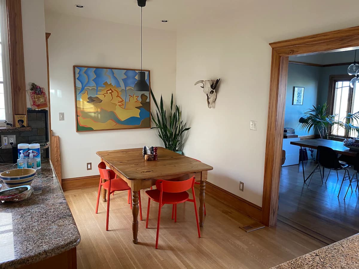Spacious Modern Home with Fireplace & Free Parking - Photo 7