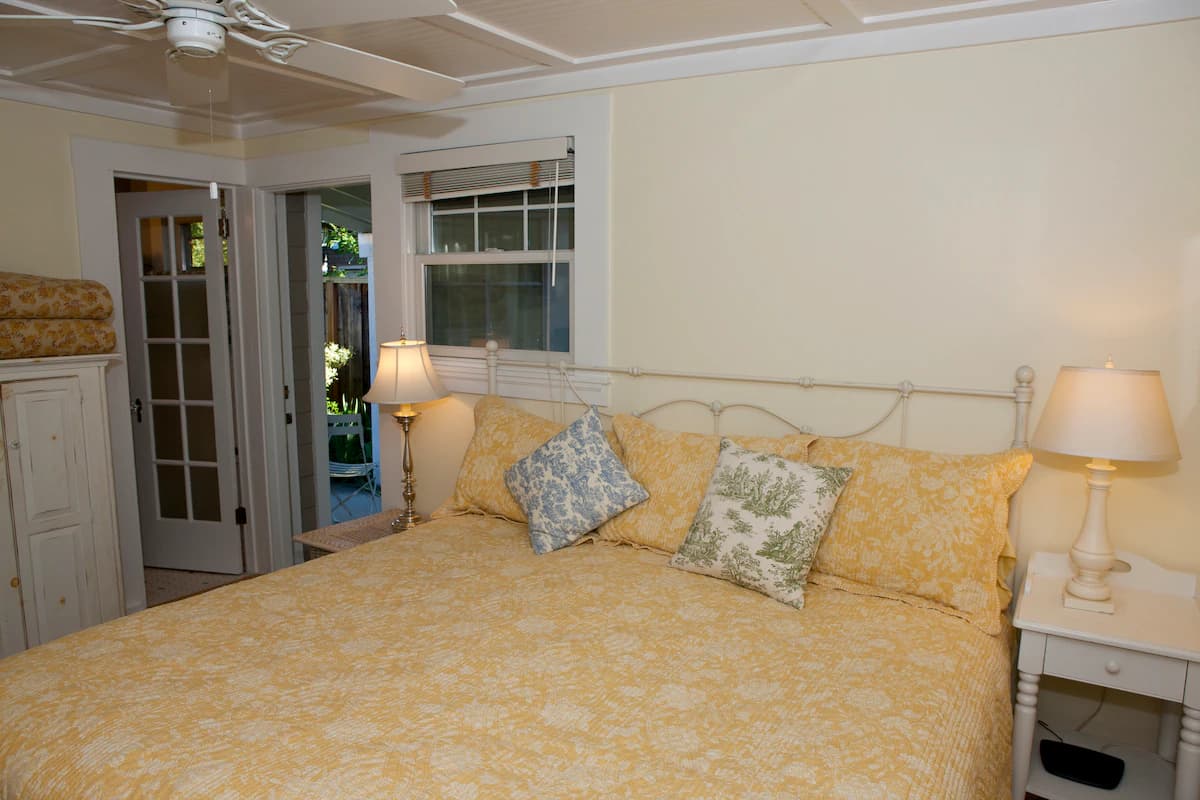 Guesthouse in Menlo Park · ★4.94 · 1 bedroom · 2 beds · 1 bath - Image 17