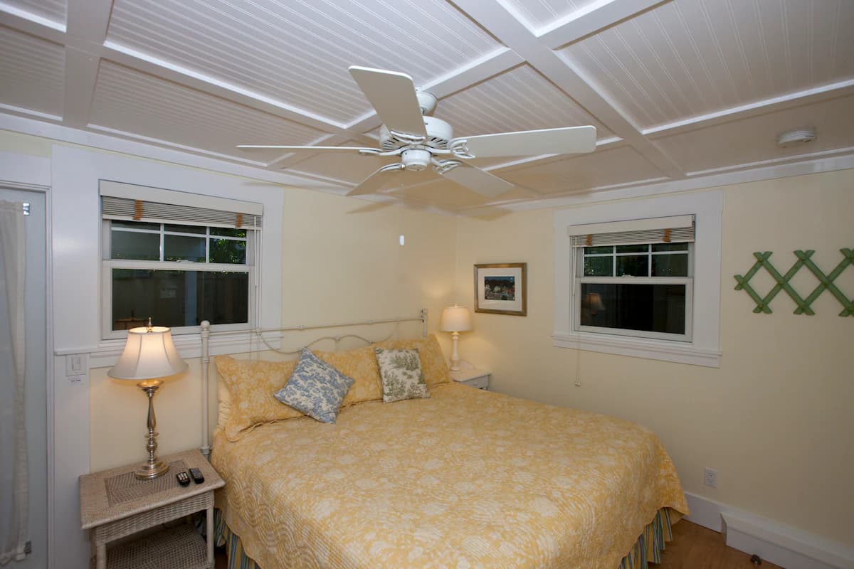 Guesthouse in Menlo Park · ★4.94 · 1 bedroom · 2 beds · 1 bath - Image 18