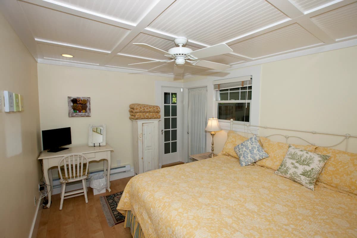 Guesthouse in Menlo Park · ★4.94 · 1 bedroom · 2 beds · 1 bath - Image 16