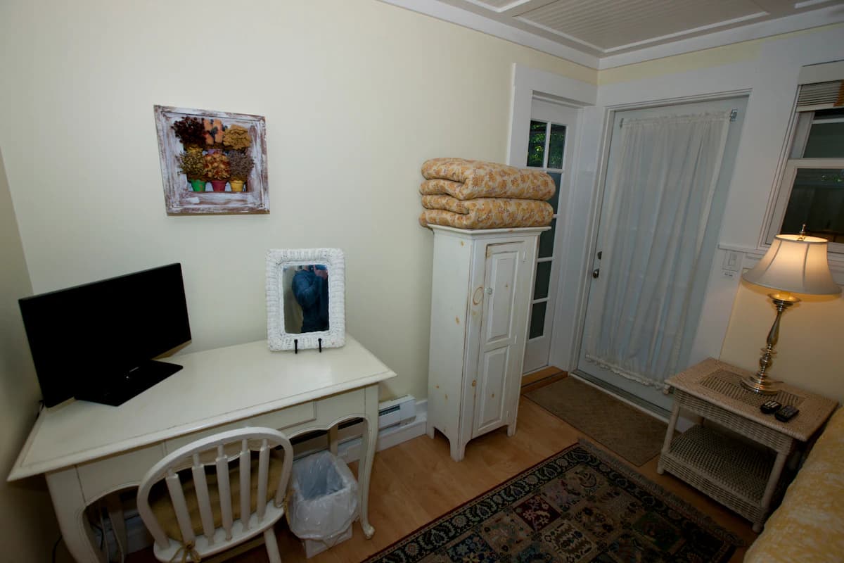 Guesthouse in Menlo Park · ★4.94 · 1 bedroom · 2 beds · 1 bath - Image 25