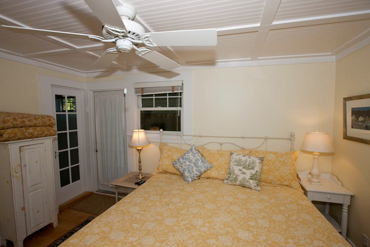 Guesthouse in Menlo Park · ★4.94 · 1 bedroom · 2 beds · 1 bath - Image 19