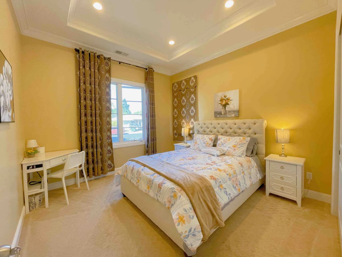 Home in Palo Alto · ★4.6 · 5 bedrooms · 5 beds · 3.5 baths - Image 31