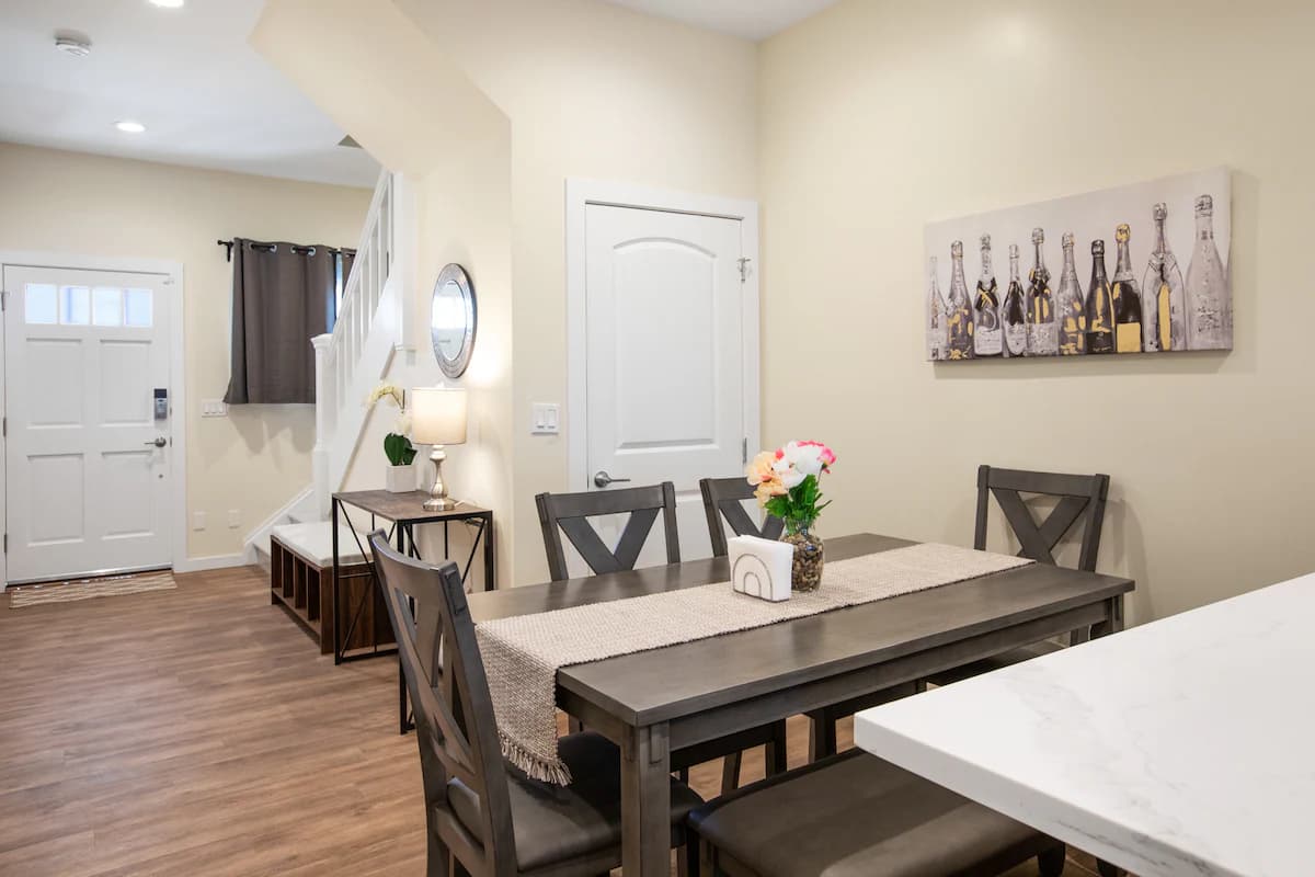 Home in Daly City · ★4.98 · 5 bedrooms · 7 beds · 5 baths - Image 10