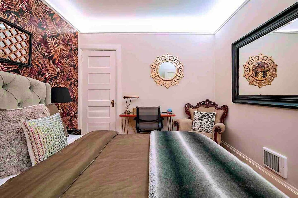 Victorian Oasis with Original Art & Chandeliers - Photo 31
