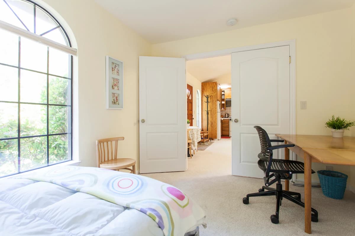 Home in Palo Alto · ★4.91 · 2 bedrooms · 2 beds · 1 bath - Image 10