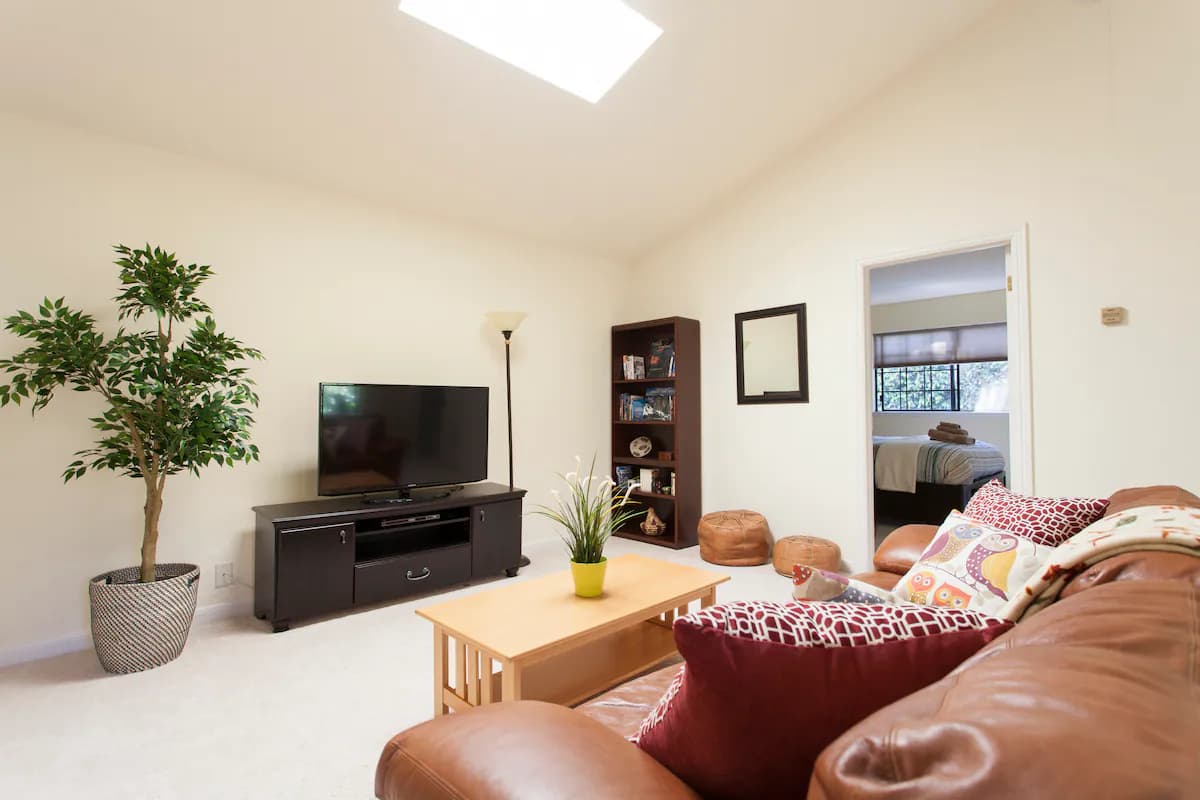 Home in Palo Alto · ★4.91 · 2 bedrooms · 2 beds · 1 bath - Image 3