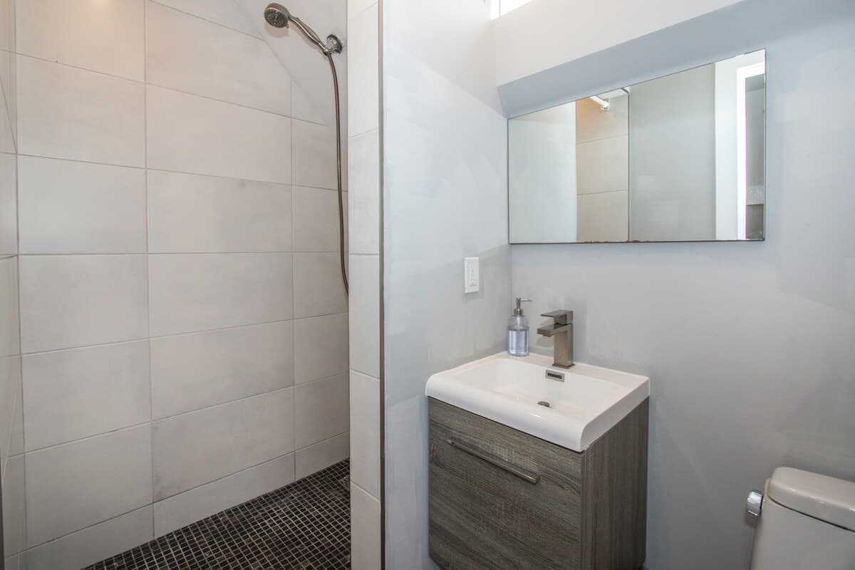 Home in Daly City · ★4.88 · 8 bedrooms · 16 beds · 5 baths - Image 25