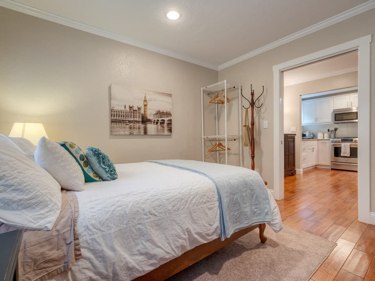 Guesthouse in Menlo Park · ★4.91 · 2 bedrooms · 2 beds · 1 bath - Image 21