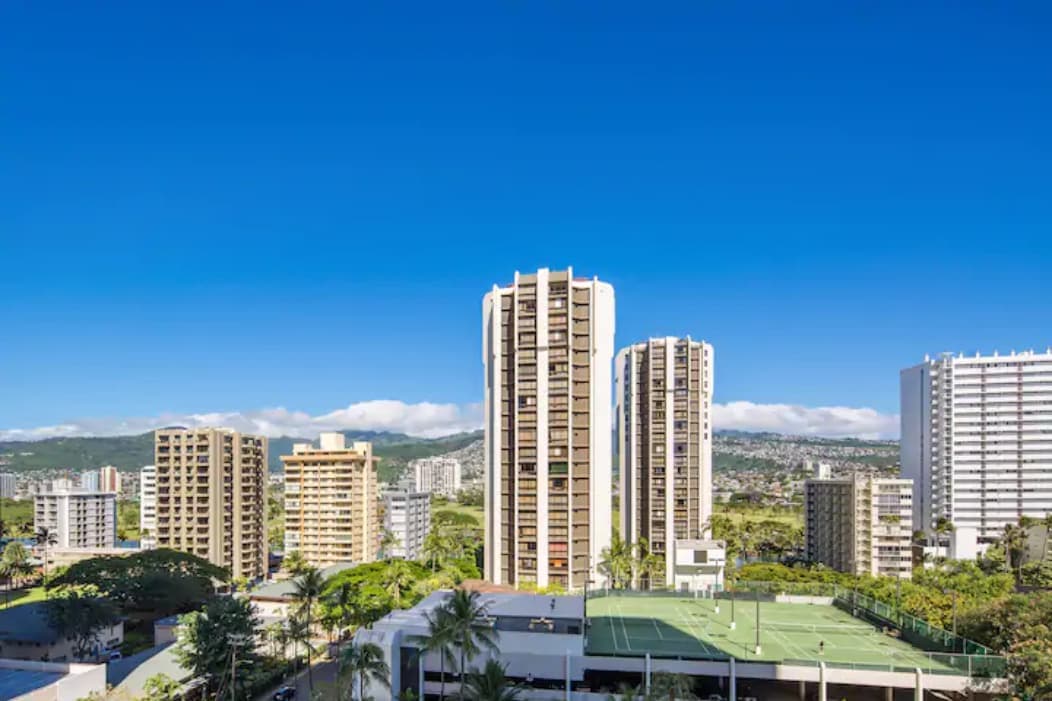 Condo in Honolulu · ★4.61 · 1 bedroom · 3 beds · 1 private bath - Image 10