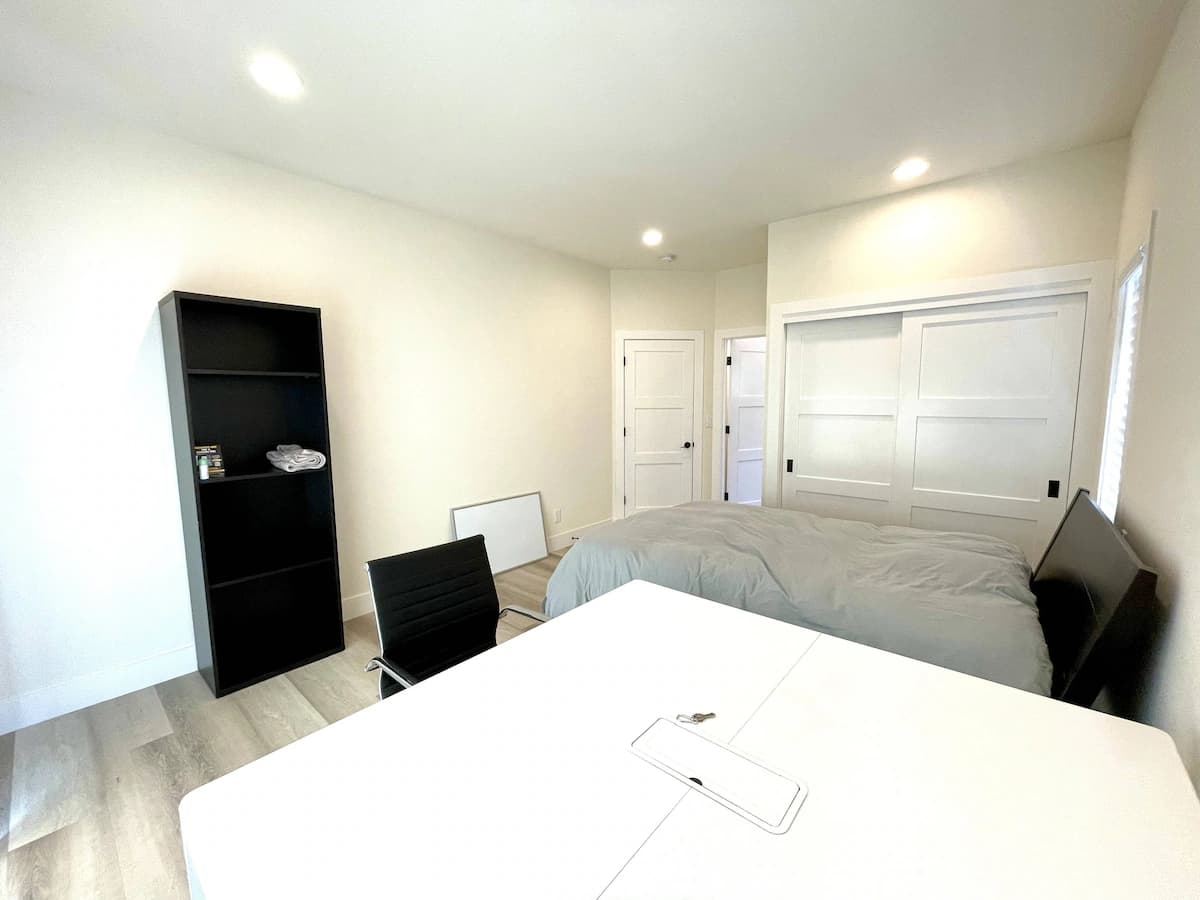 Private Entrance & Bath, Steps to Caltrain - Photo 26