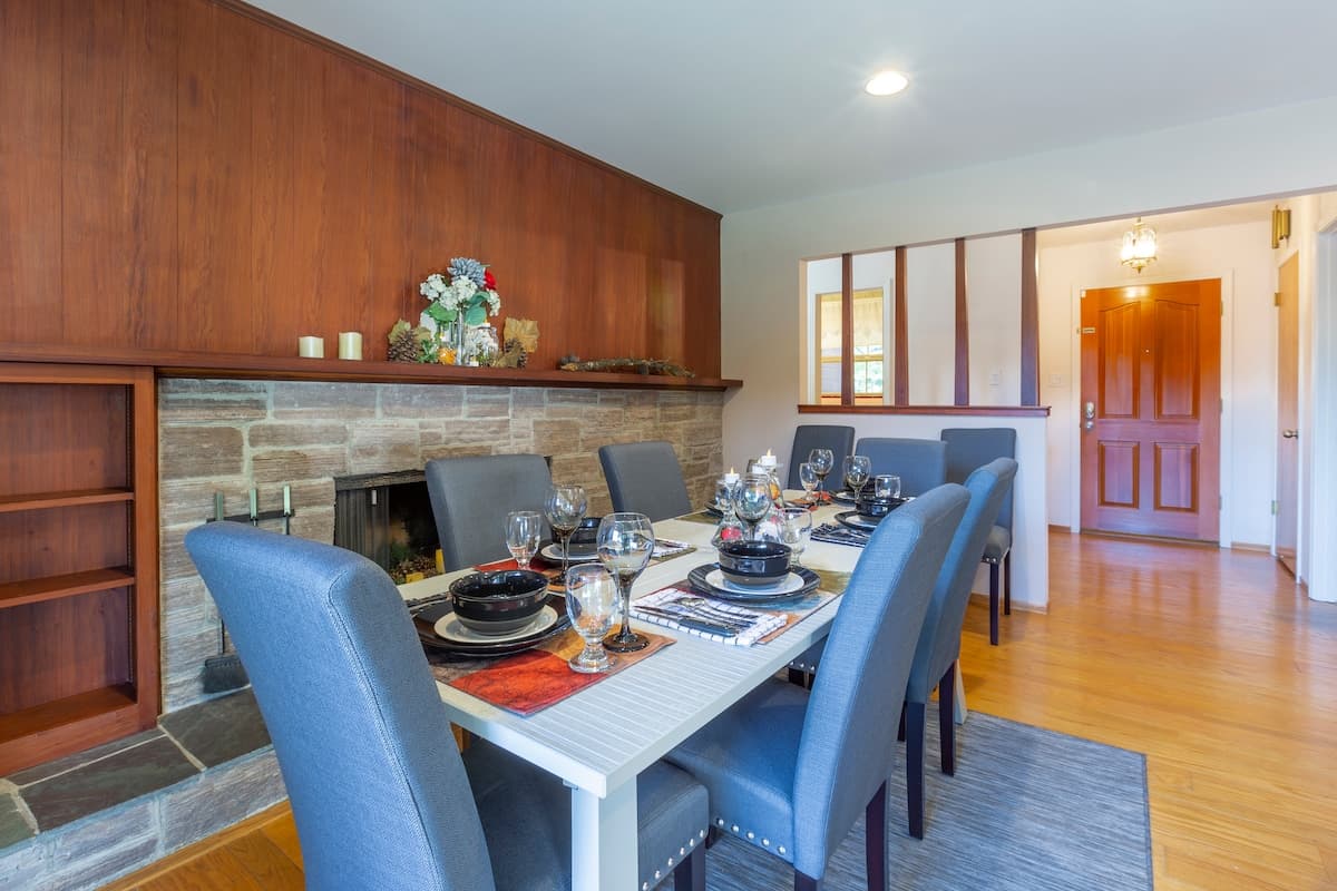 Home in Menlo Park · ★4.77 · 5 bedrooms · 6 beds · 3 baths - Image 15