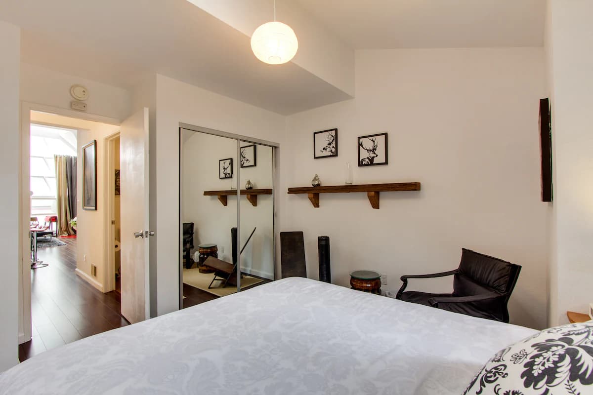 Architect's Bridge House, 2BR w/Fireplace - Photo 23