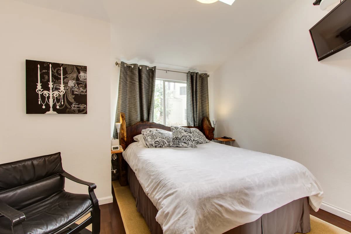 Architect's Bridge House, 2BR w/Fireplace - Photo 40