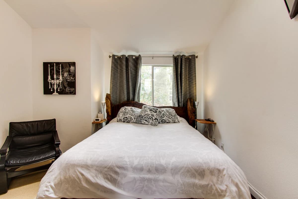 Architect's Bridge House, 2BR w/Fireplace - Photo 22