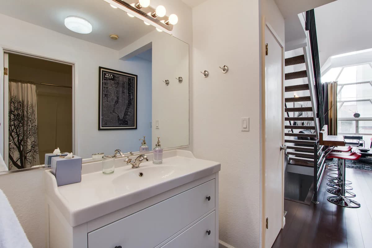 Architect's Bridge House, 2BR w/Fireplace - Photo 33