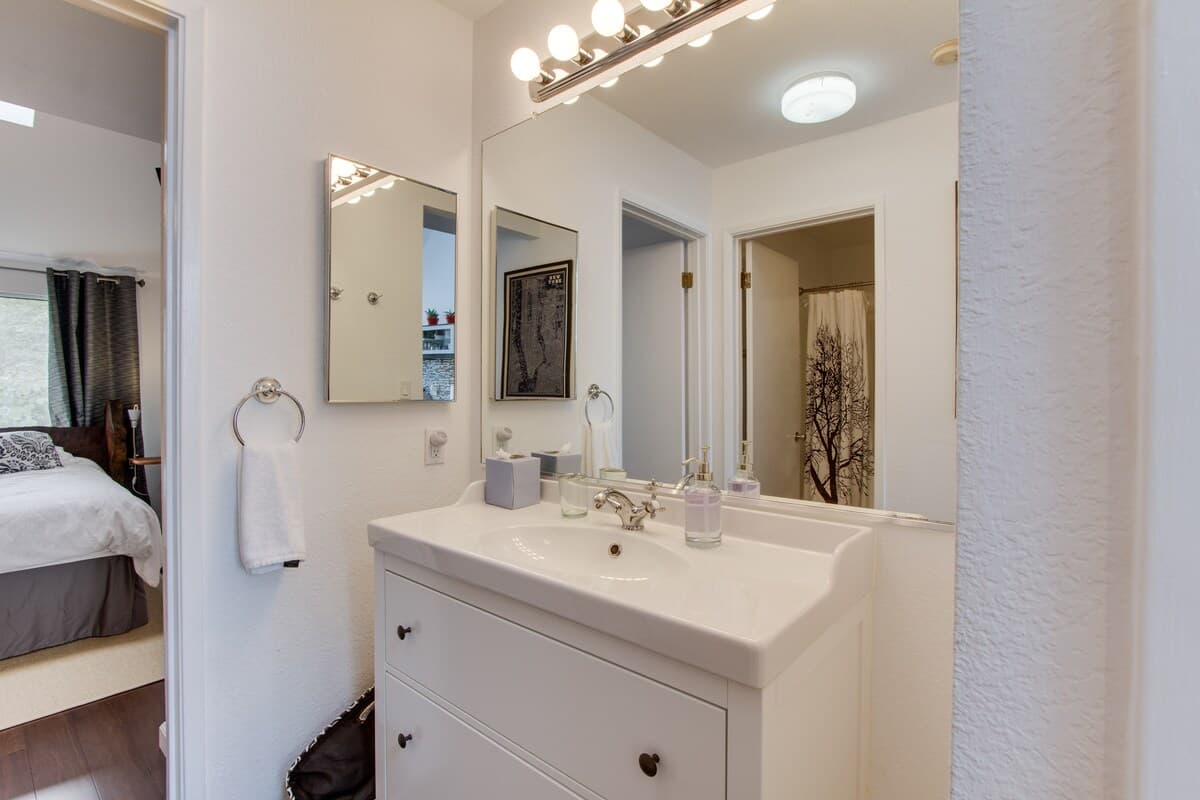 Architect's Bridge House, 2BR w/Fireplace - Photo 32