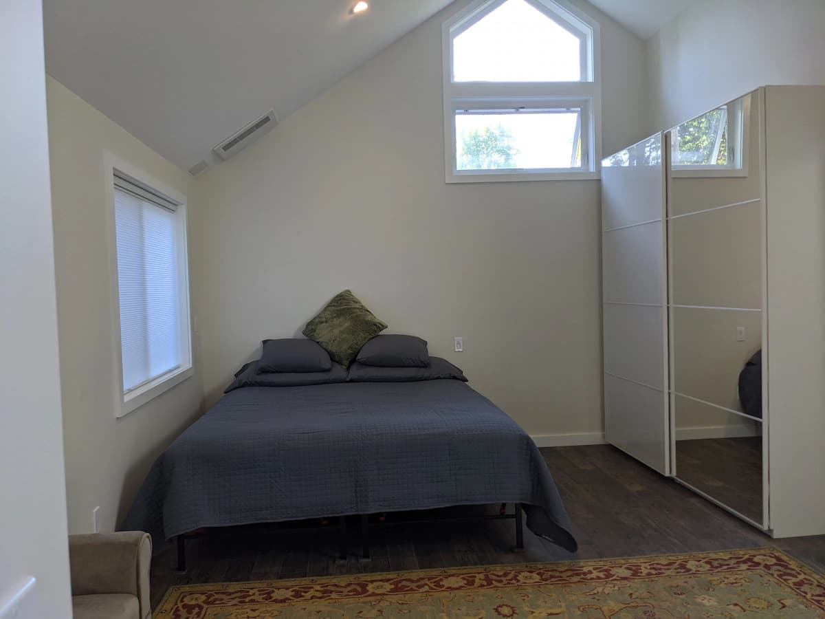 Private Alley-Entry Studio with Cathedral Ceiling - Photo 12