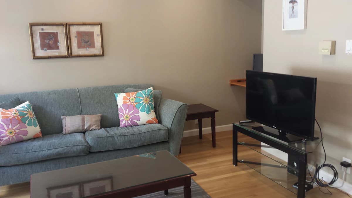Home in Palo Alto · ★4.16 · 2 bedrooms · 3 beds · 1.5 baths - Image 18