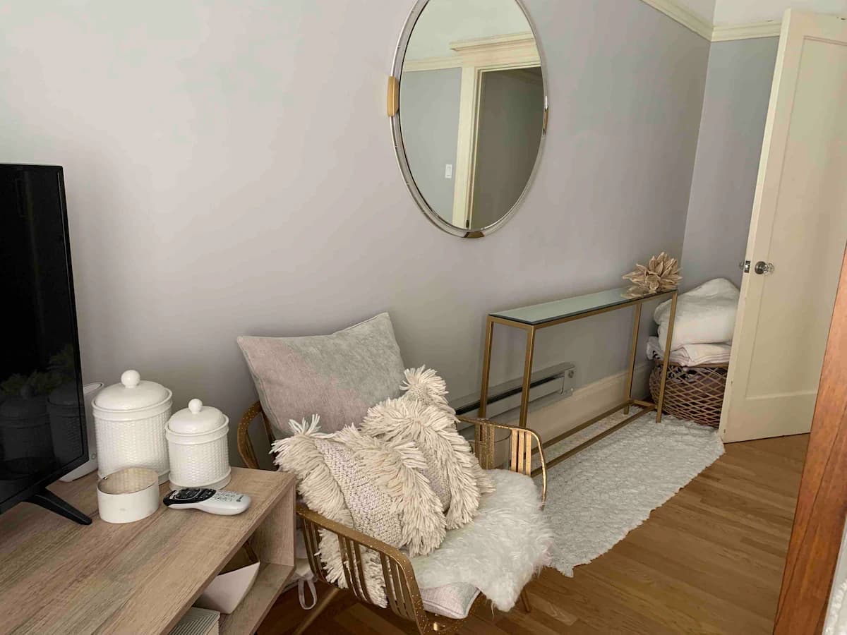 Charming Pacific Heights Condo with Parking - Photo 7