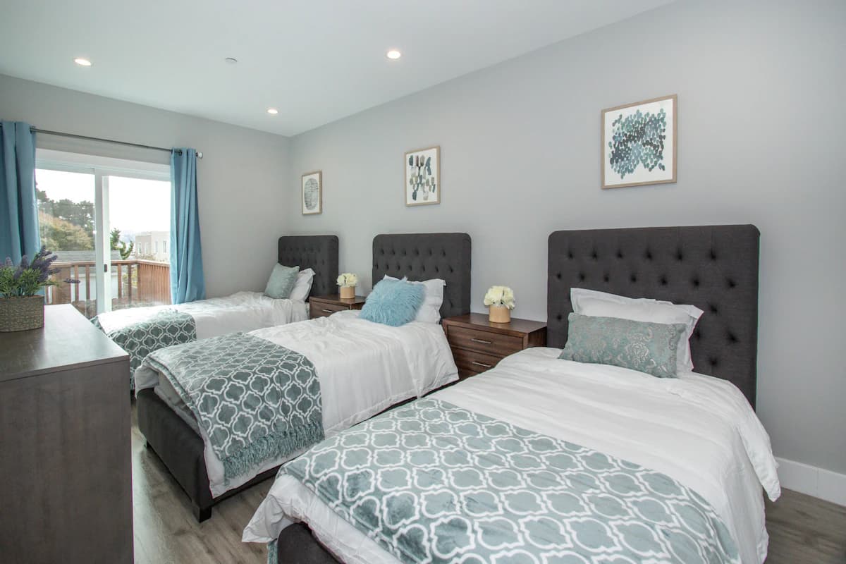 Home in Daly City · ★4.88 · 8 bedrooms · 16 beds · 5 baths - Image 21
