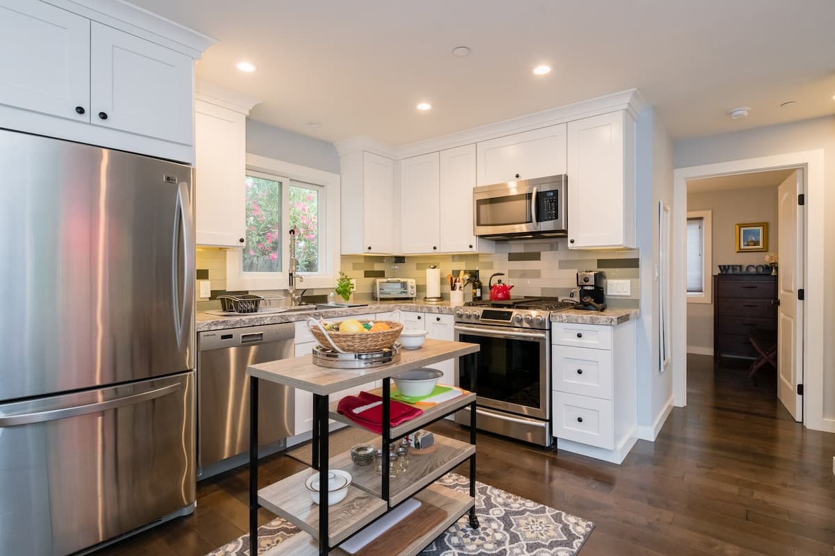 Guesthouse in Menlo Park · ★4.93 · 1 bedroom · 1 bed · 1 bath - Image 9