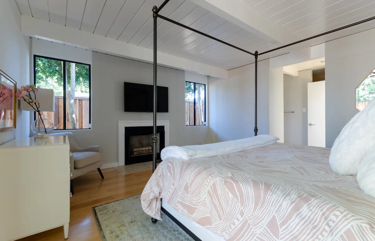 Home in Palo Alto · ★5.0 · 5 bedrooms · 6 beds · 3 baths - Image 16