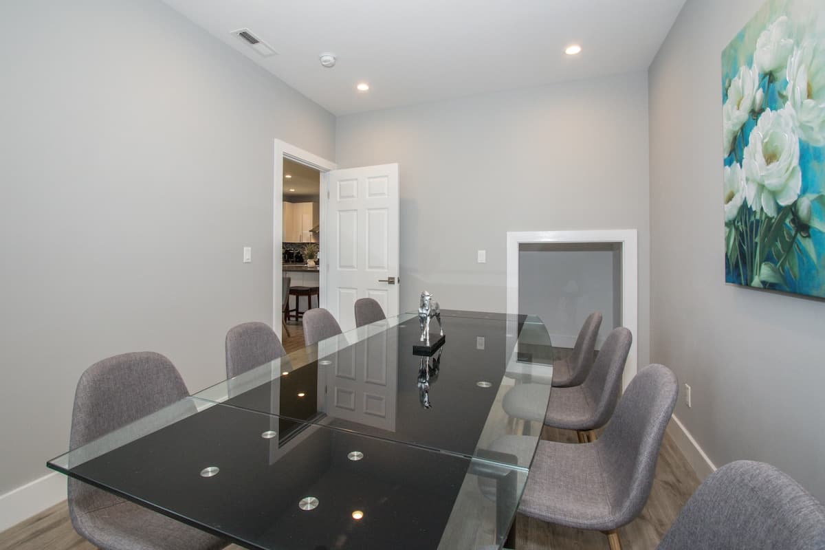 Home in Daly City · ★4.88 · 8 bedrooms · 16 beds · 5 baths - Image 12