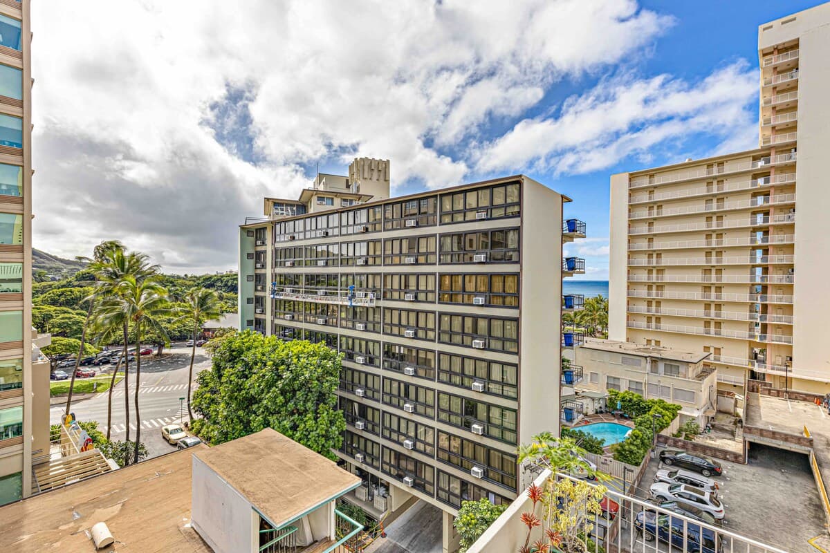 Condo in Honolulu · ★4.83 · Studio · 2 beds · 1 bath - Image 16