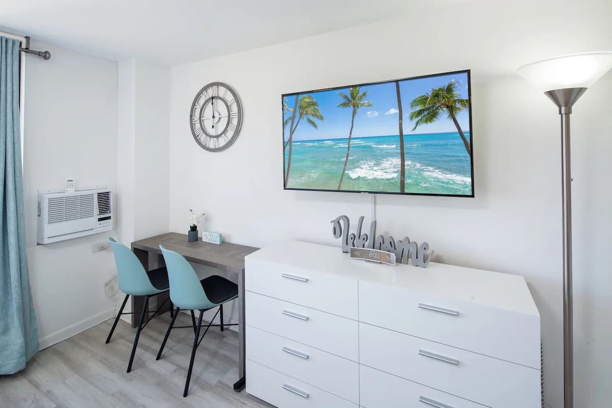 Condo in Honolulu · ★4.65 · Studio · 1 bed · 1 private bath - Image 6